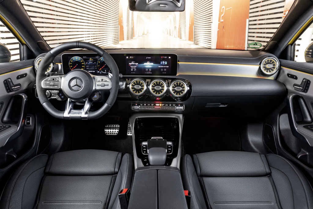 Wnętrze nowego Mercedesa jest niezwykle luksusowe.